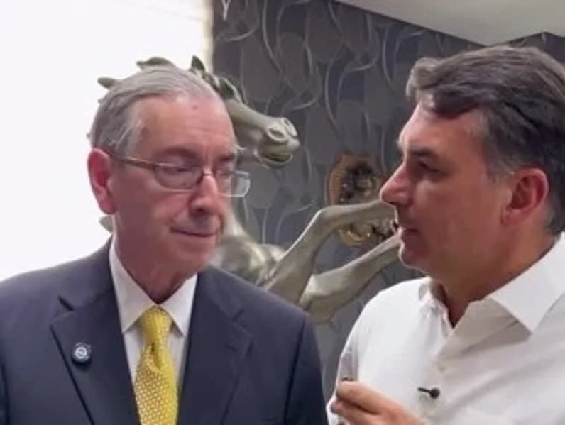 Flávio Bolsonaro apoia Eduardo Cunha e exalta impeachment de Dilma