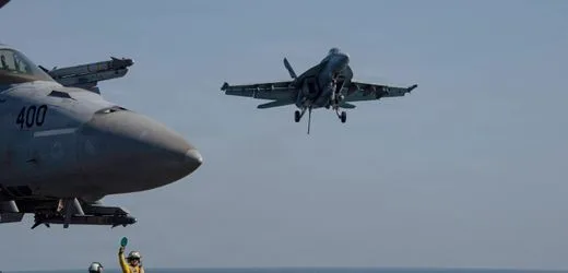 USA bombardiert nahe Straße von Hormus, Iran startet Vergeltungsangriffe