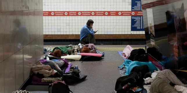 A Kiev, ces Ukrainiens qui dorment dans le métro, même quand il n’y a pas de frappes : « Sinon, tu passes ta nuit à attendre nerveusement »