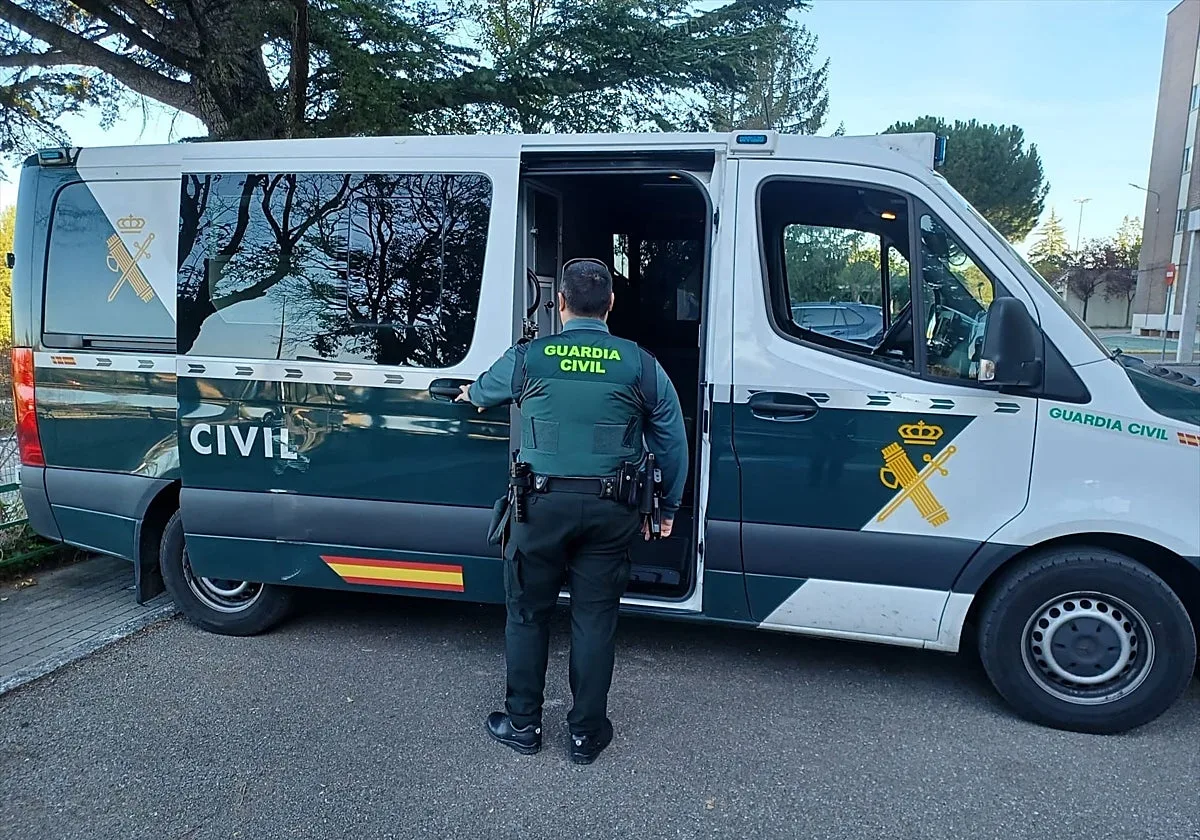Descubren el cadáver de un anciano en un minibús varias horas después de su muerte dentro del vehículo