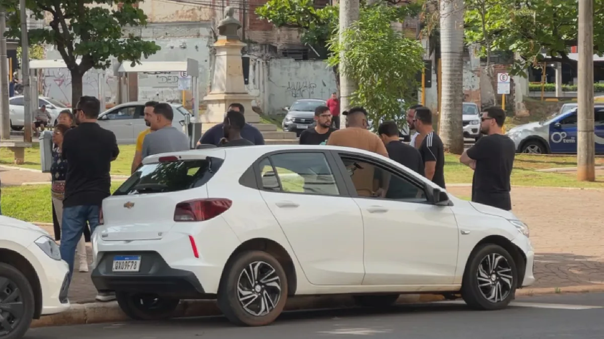 Motoristas de app fazem homenagem em enterro de colega encontrada morta após corrida em Piratininga