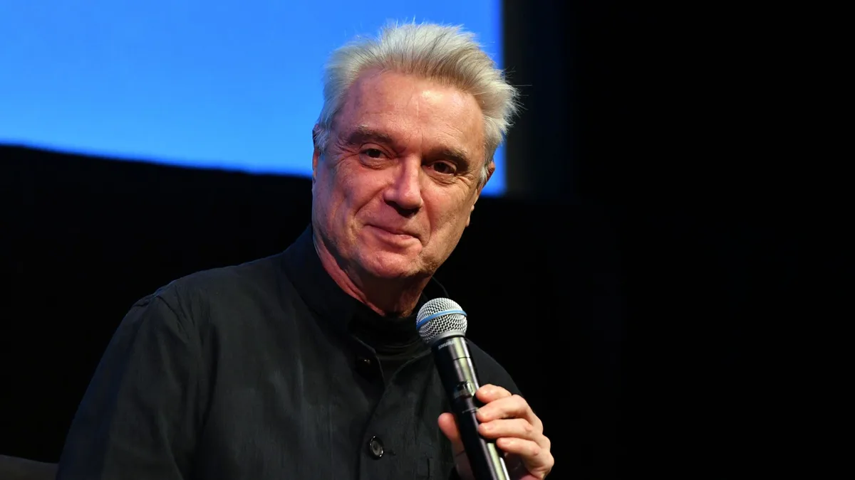 David Byrne transforma as próprias palavras de Elon Musk em nova música, ‘Let Me Sell You a Dream’