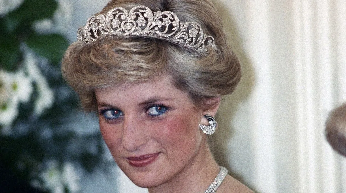 El icónico “vestido de la venganza” de Lady Di sale de gira antes de ser subastado