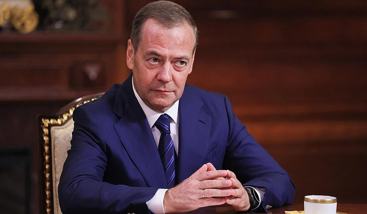 Медведев констатировал, что победу в СВО приближают не слова Трампа, а военные