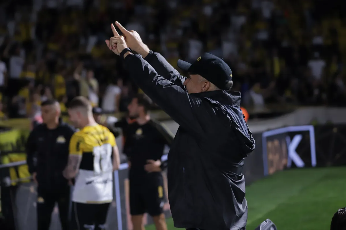 Rival do Vitória na luta contra o Z-4 traz técnico em má fase na Série