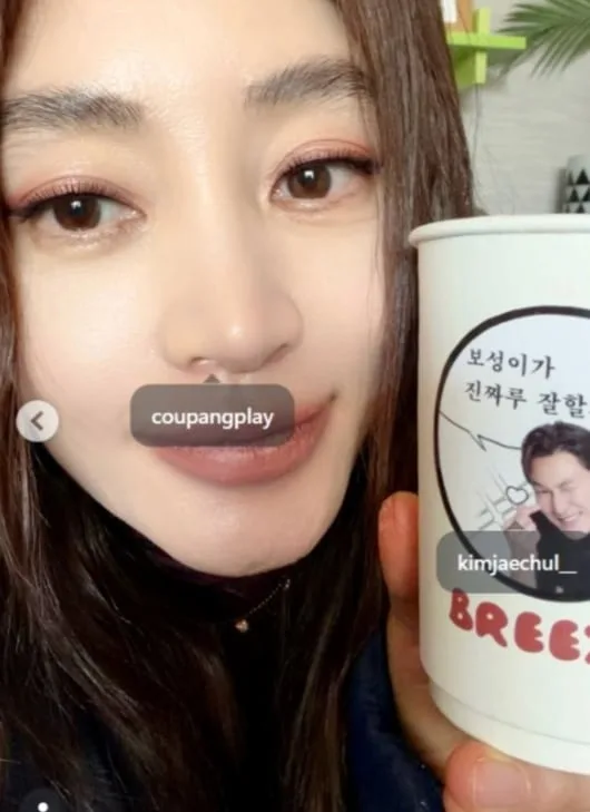 50대 미모가 이 정도....김혜수, 초근접 클로즈업도 '굴욕' 없다