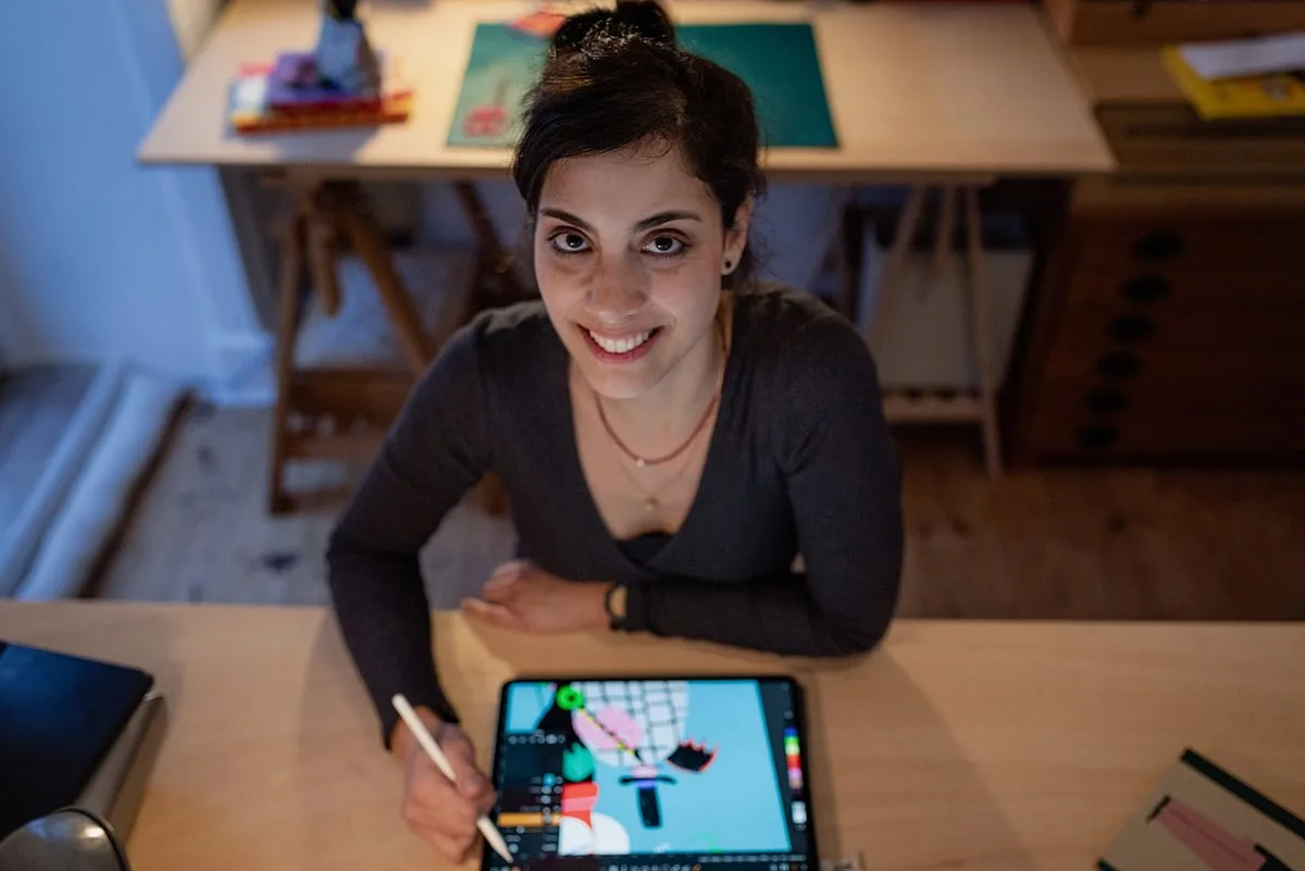 Catarina Sobral vence Prémio Nacional de Ilustração pela obra 'As pessoas são esquisitas'
