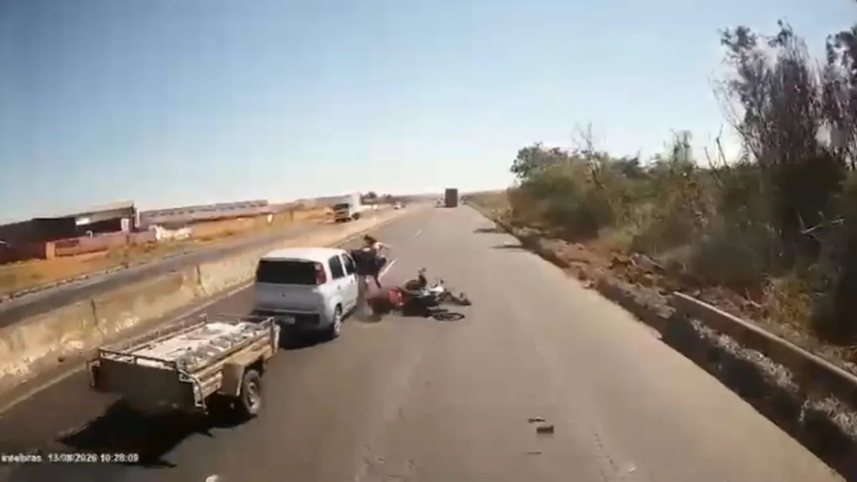 VÍDEO: Câmera de caminhão flagra momento em que carro atinge moto na BR-050 em Uberlândia