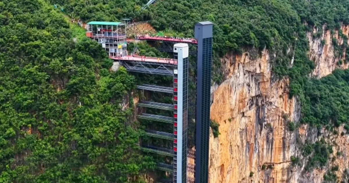Ir para a escola nessa vila chinesa era uma expedição de 3 horas; hoje são 30 minutos de elevador