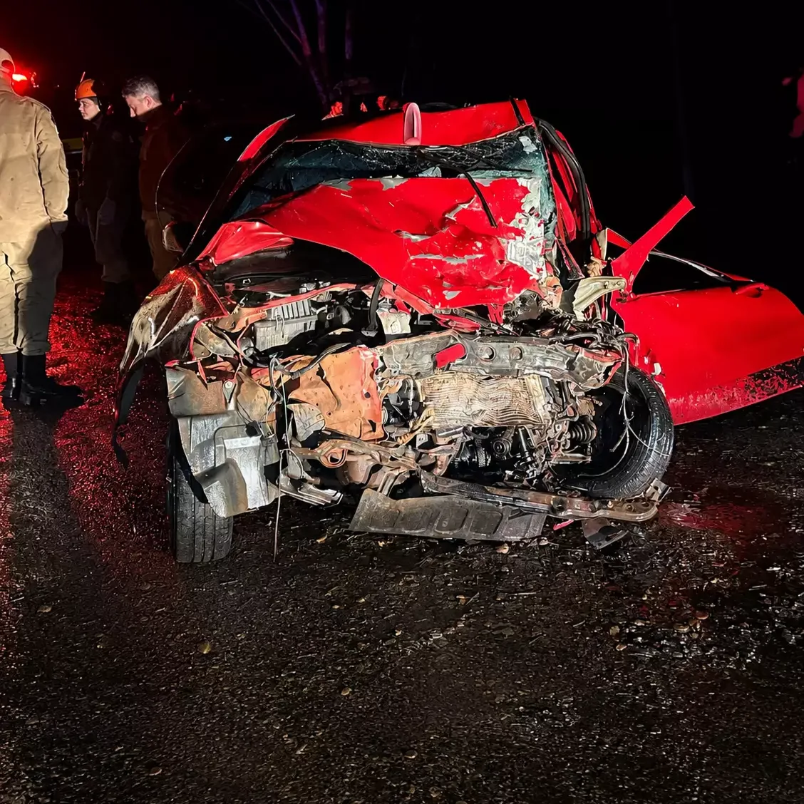 Três homens morrem após carro bater de frente com carreta