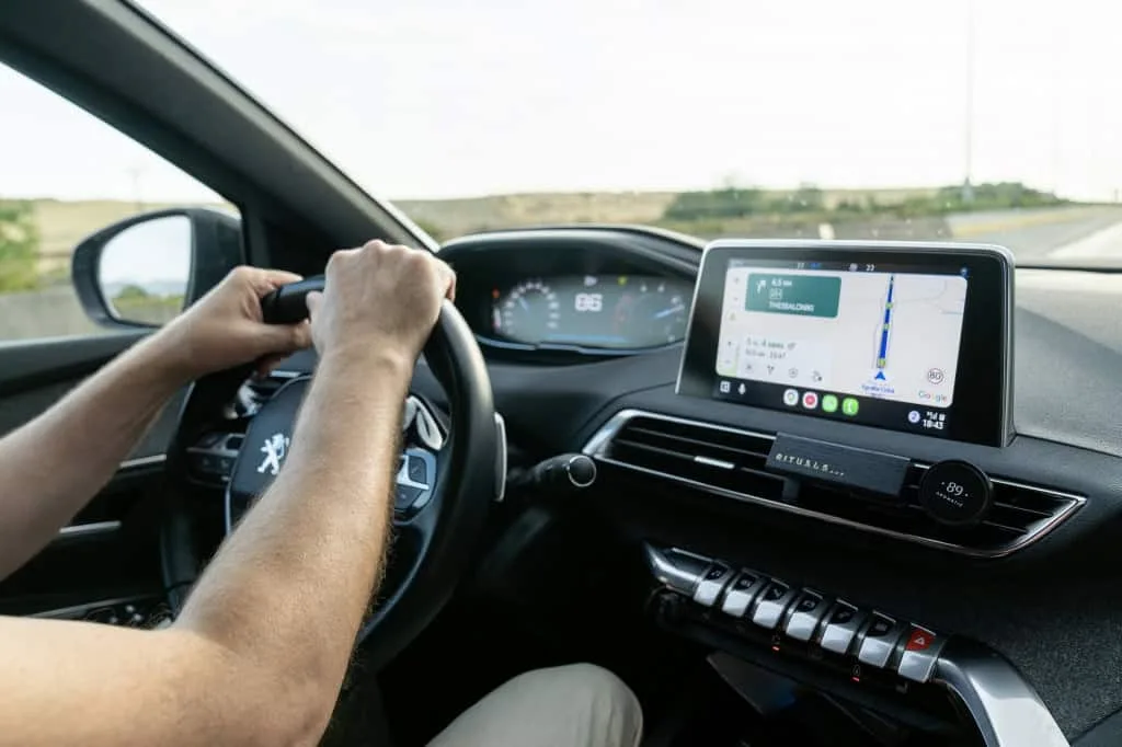 Hackers encontram nova porta de entrada: malware começa a mirar centrais multimídia de carros