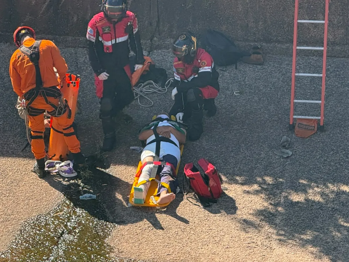 Motociclista cai de altura de 5 metros de córrego na Avenida Ernesto Geisel