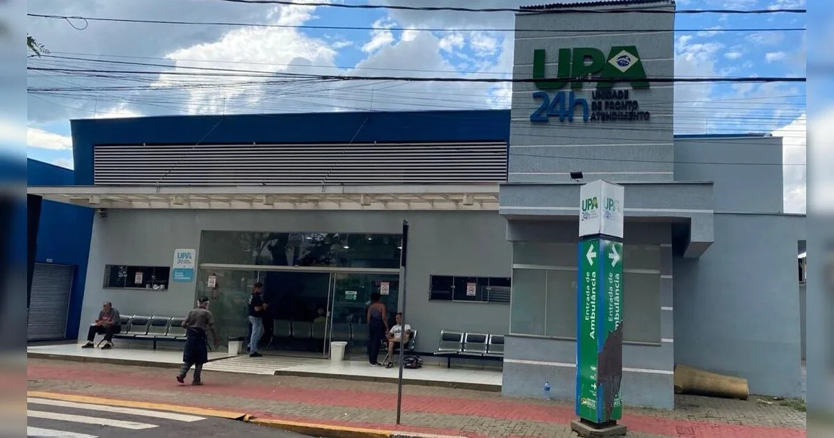 Jovem motociclista é socorrida após batida entre carro e moto na Avenida Aviação