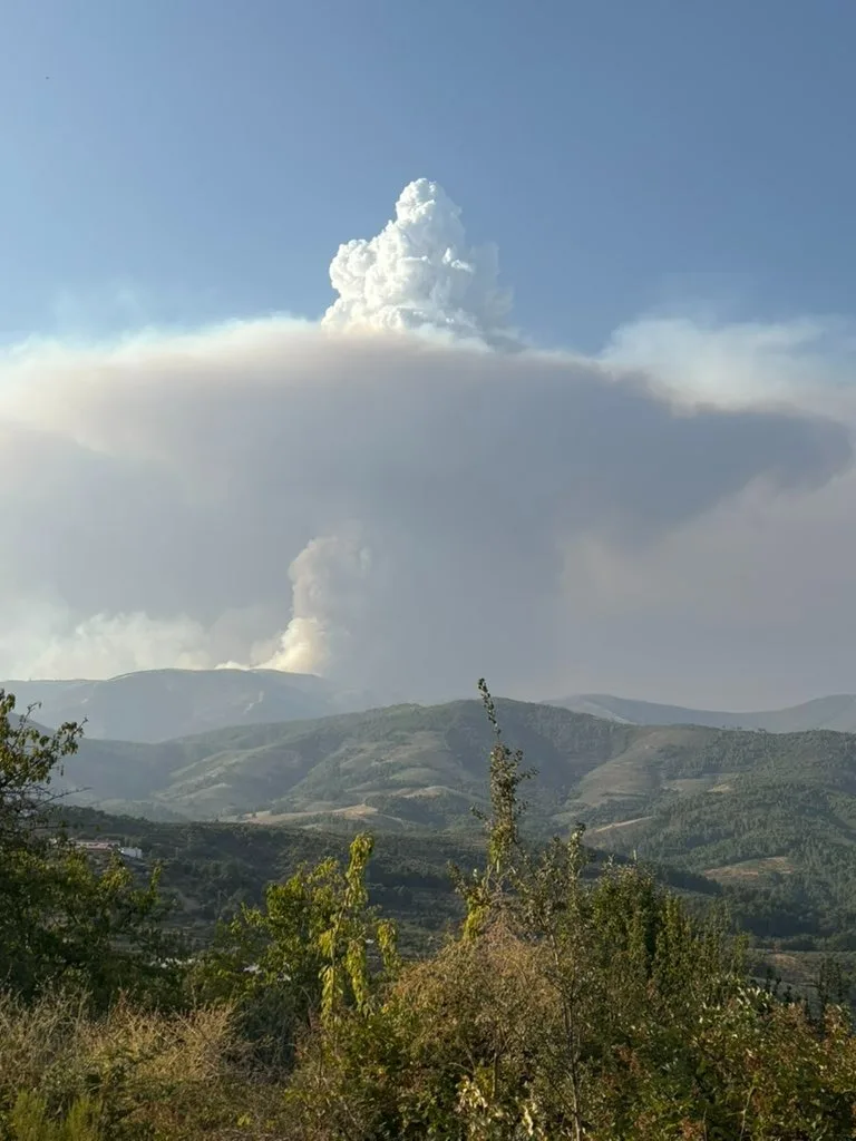 Guardiola abandona entre lágrimas la zona evacuada por el incendio de las Hurdes: los vecinos denuncia el "abandono" de los alcaldes