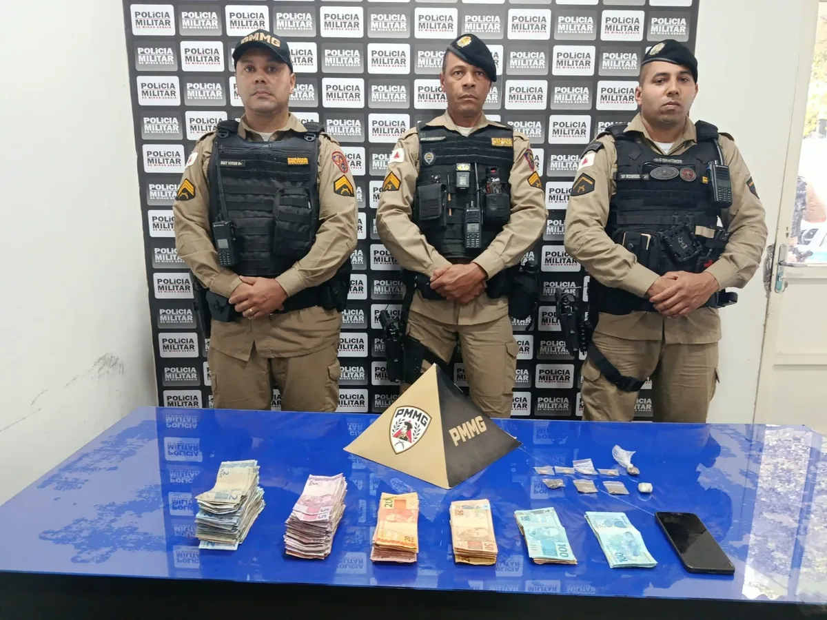 Comportamento suspeito de homem leva PM a prender jovem por tráfico e apreender R$ 5,6 mil em Pirapora