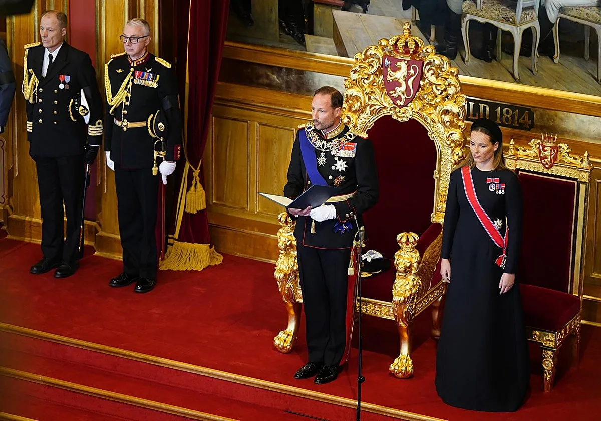 Haakon VIII jura la Constitución de Noruega sin la Reina Mette-Marit a su lado