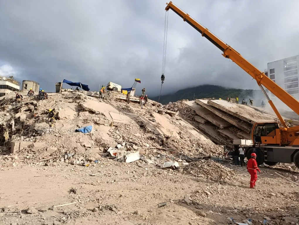 Muchas manos se necesitan en las Opppe de playa Los Cocos: Imagen de drones revelaría la presencia de más de 50 cuerpos