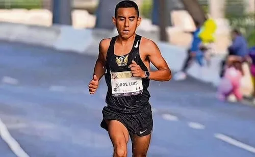 Jorge Luis Cruz dejó la oficina para perseguir un sueño en el atletismo