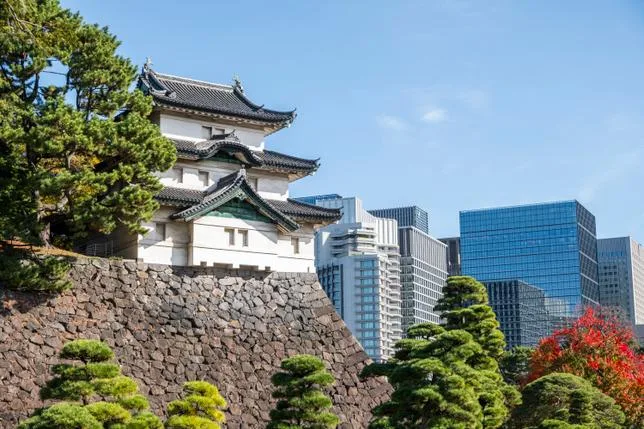 À Tokyo, faut-il interdire le jogging autour du palais impérial ?
