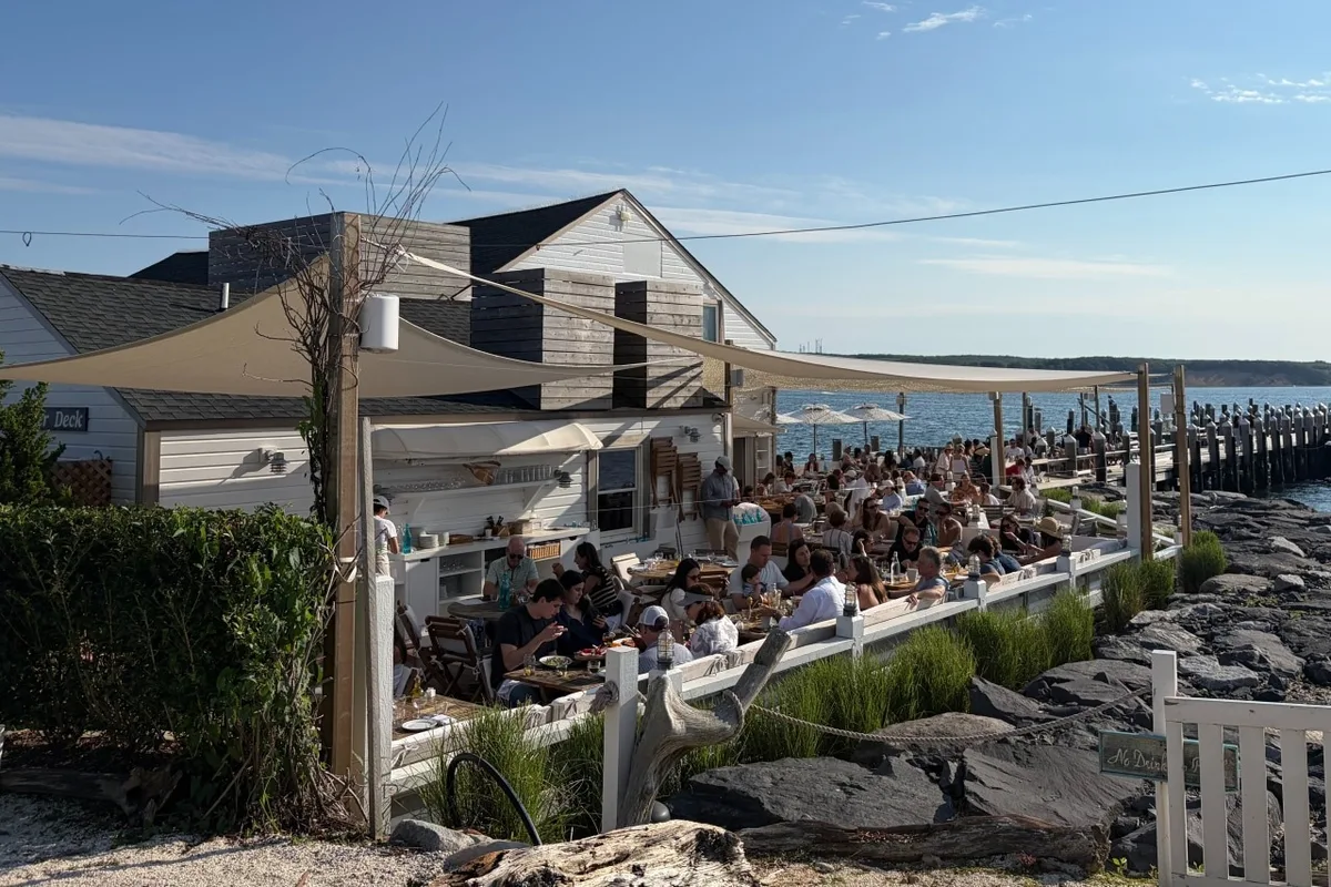 Un CEO multimillonario, un pueblo de los Hamptons y la interminable pelea por un chiringuito de mariscos