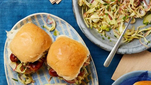 Wurstburger mit Apfel-Fenchel-Slaw: Hier geht's um die Wurst