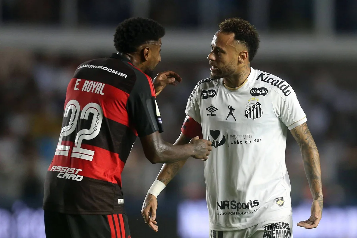 Neymar entra no 2º tempo, marca dois gols de pênalti e Santos arranca empate do Flamengo