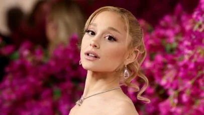 Ariana Grande usa calçados confortáveis ​​no palco após lesão no pé