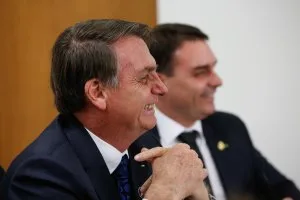 Flávio tenta marcar distância do governo do pai em pontos do programa