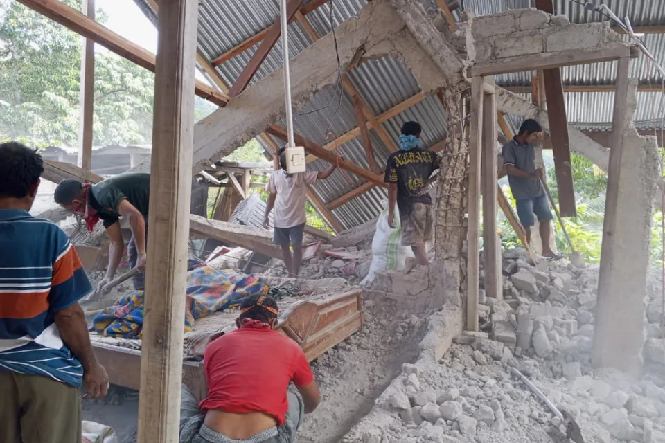 Terremoto de magnitud 7.7 deja al menos 38 muertos y 2.000 evacuados en Indonesia