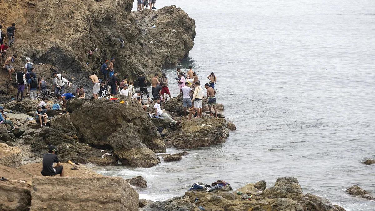 Dupla detida em Ceuta por explorar migrantes: cobravam 900 euros para dormir numa garagem e 10 euros para carregar telemóvel
