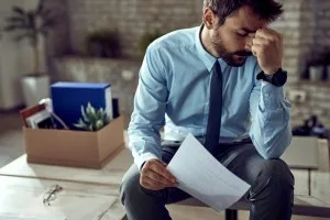 Fio invisível liga aumento do endividamento ao corte de vagas de emprego; entenda