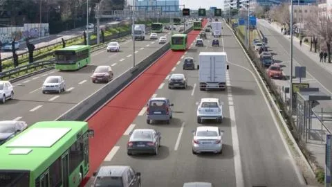 El carril Bus-VAO más largo de España está en la A-2 y tiene una peculiaridad que sorprende