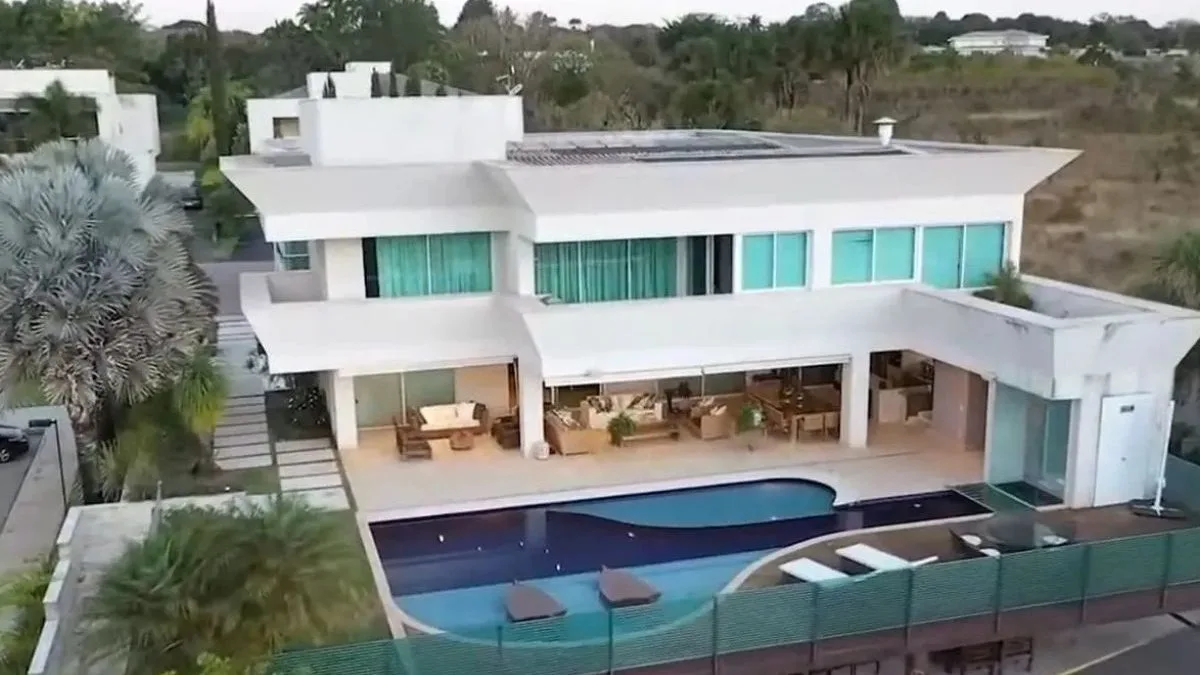 Mansão de R$ 6,2 milhões faz patrimônio de Flávio Bolsonaro crescer 370%