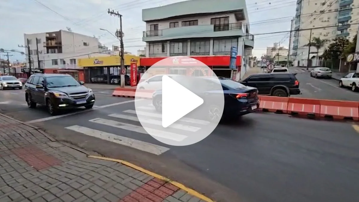 VÍDEO: Motoristas ignoram bloqueio e arriscam vidas em cruzamento perigoso de Chapecó