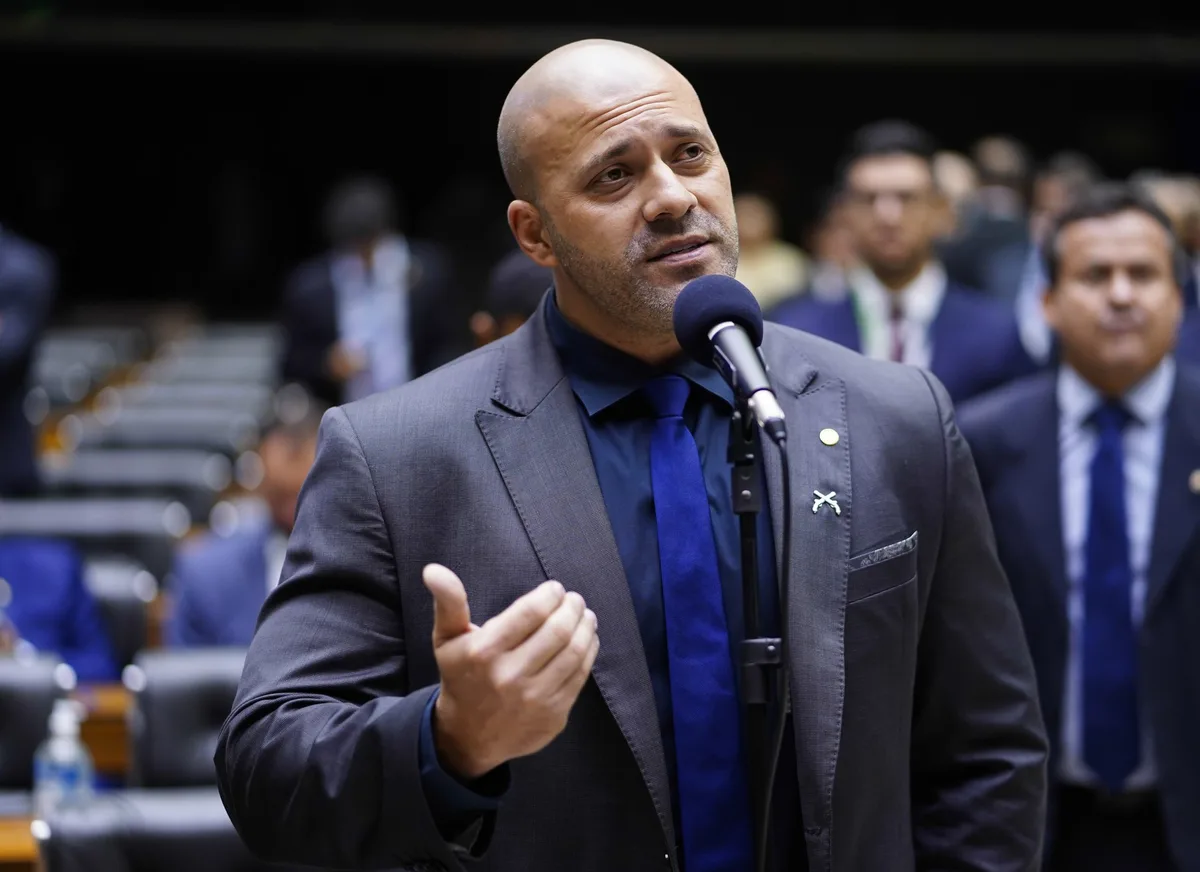 Ex-mulher de Daniel Silveira registra ocorrência por supostas agressões