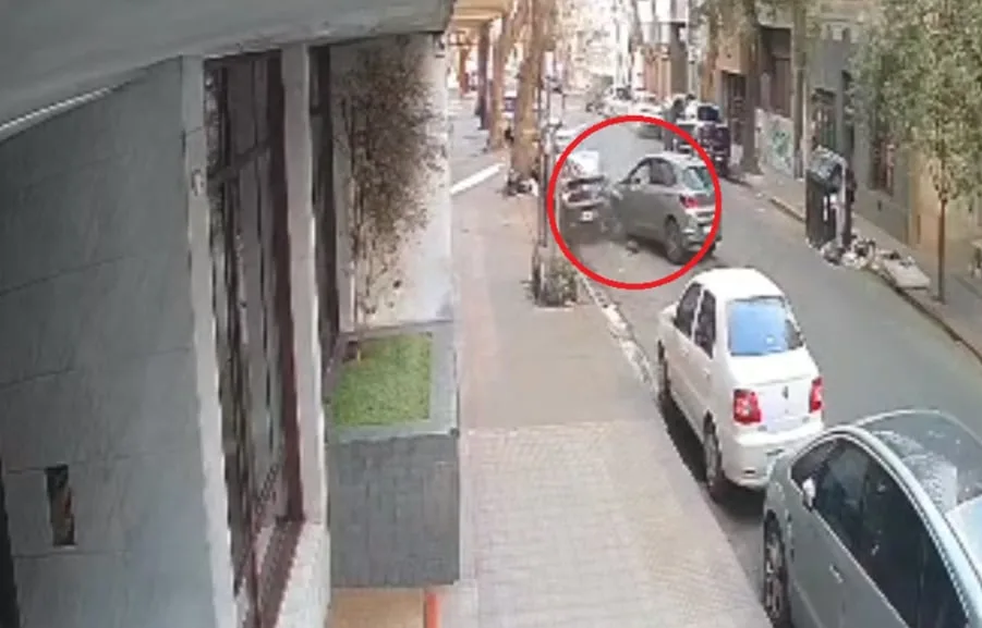 Video: chocó contra un auto estacionado, hizo marcha atrás para escapar y un vecino lo detuvo