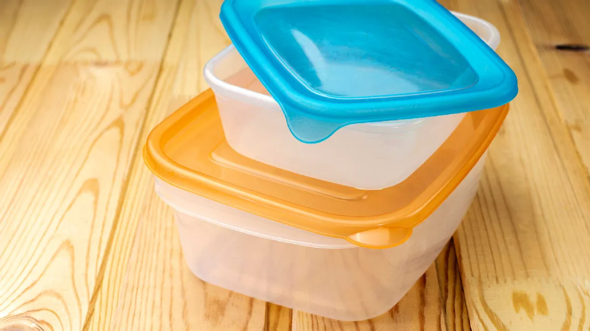 Curry oder Tomatensauce - Deshalb verfärben sich Plastikdosen durch Speisen