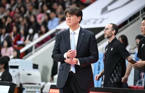 '4연패' 소노 손창환 감독의 한숨 "자멸…나사 빠진 팀 됐다"