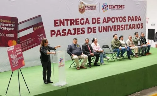 Alcaldesa de Ecatepec entrega 5 mil tarjetas a estudiantes universitarios; les depositarán mil 250 pesos mensuales para usar el transporte público