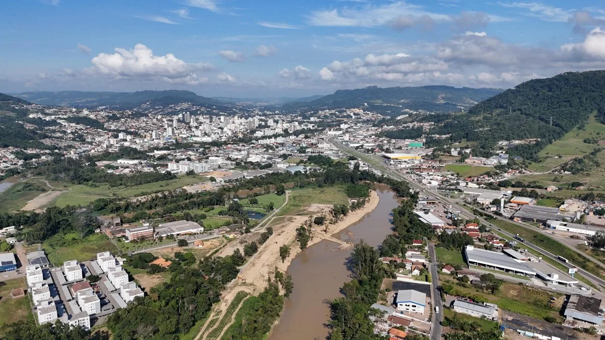 Barranco desaba às margens do rio, coloca motoristas em risco e expõe novas chances de desmoronamentos em SC