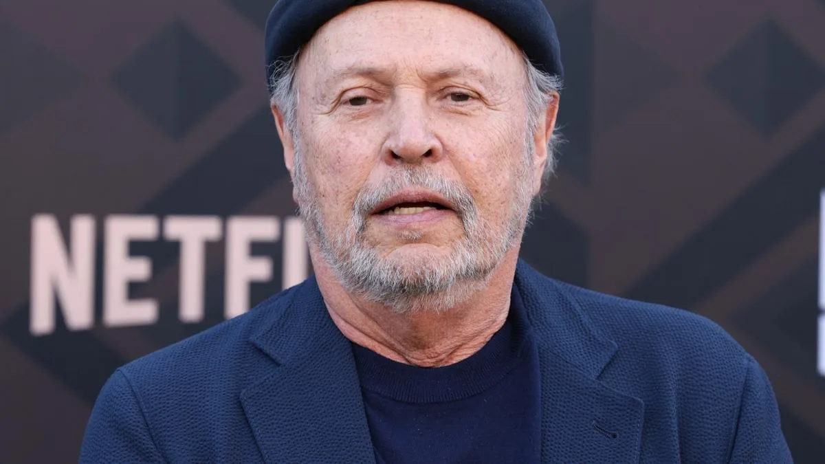 Billy Crystal says Pacific Palisades resembled a post-apocalyptic scene after the wildfires.