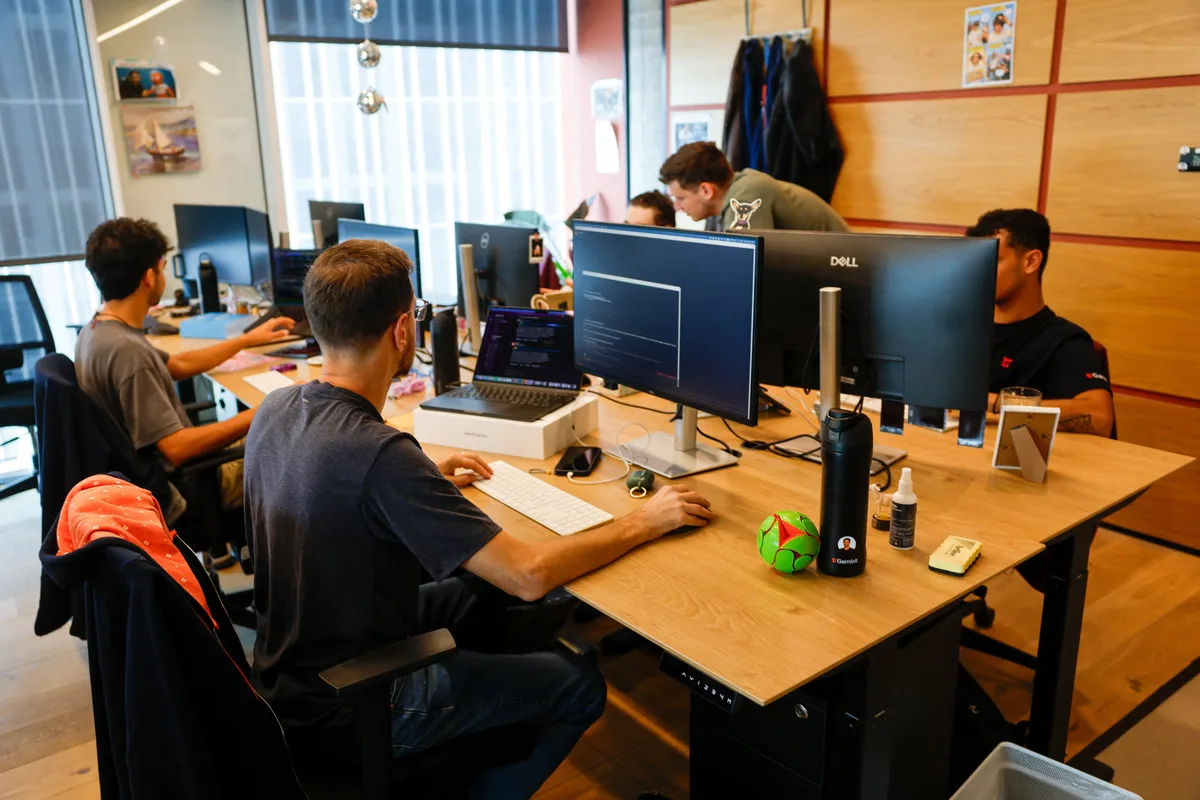 Ciberdelincuentes de habla rusa utilizaron la herramienta Cursor AI de SpaceX para hackear siete empresas.