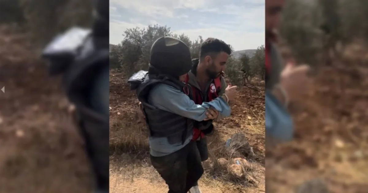 A patadas y golpes, colonos israelíes atacan brutalmente a una fotógrafa de The Washington Post: "Sin mi chaleco y casco no estaría viva"