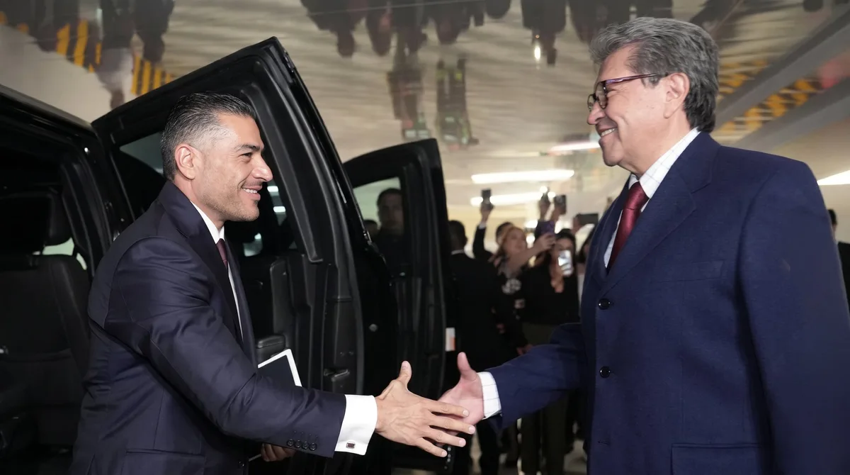 Entre besos, abrazos y piropos: así recibieron las legisladoras a Omar García Harfuch en San Lázaro