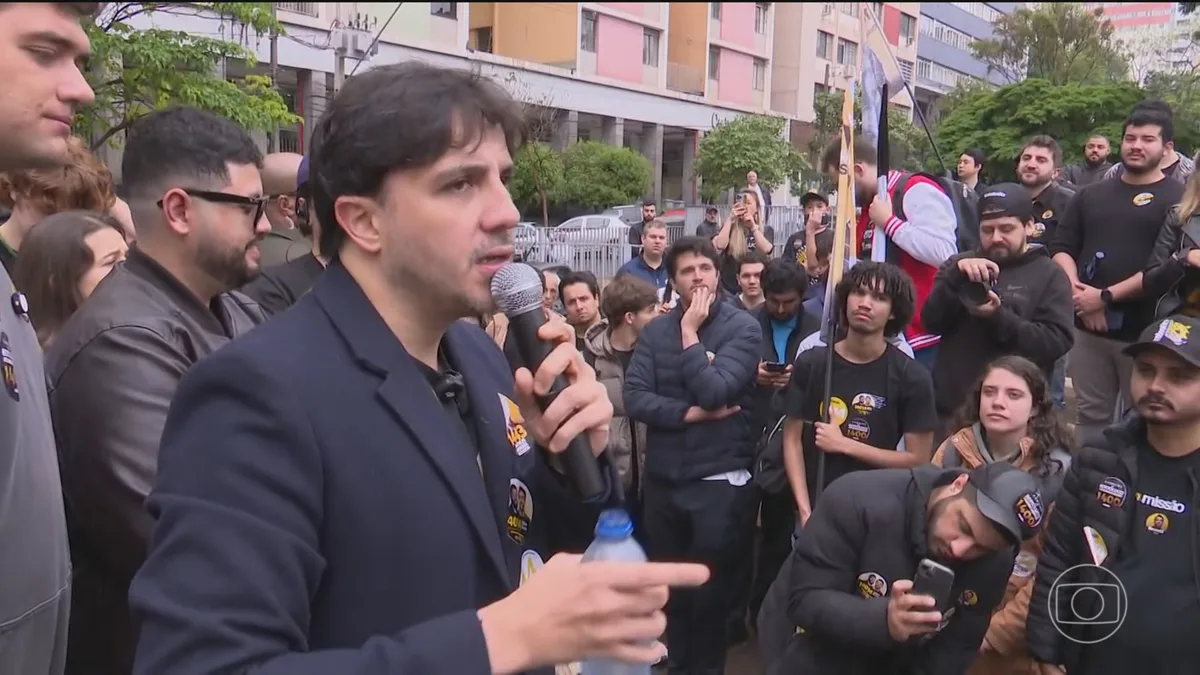 Renan Santos, candidato à Presidência pelo Missão, faz campanha no Paraná