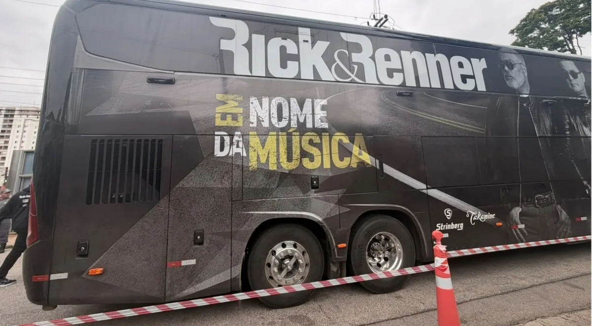 Músicos e familiares chegam com ônibus da banda de Rick e Renner ao velório de Rick em Sorocaba, SP