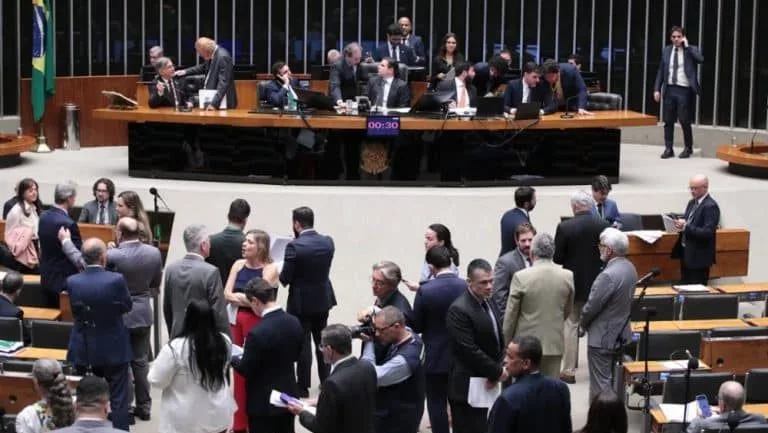 Dinheiro público não pode ser moeda política