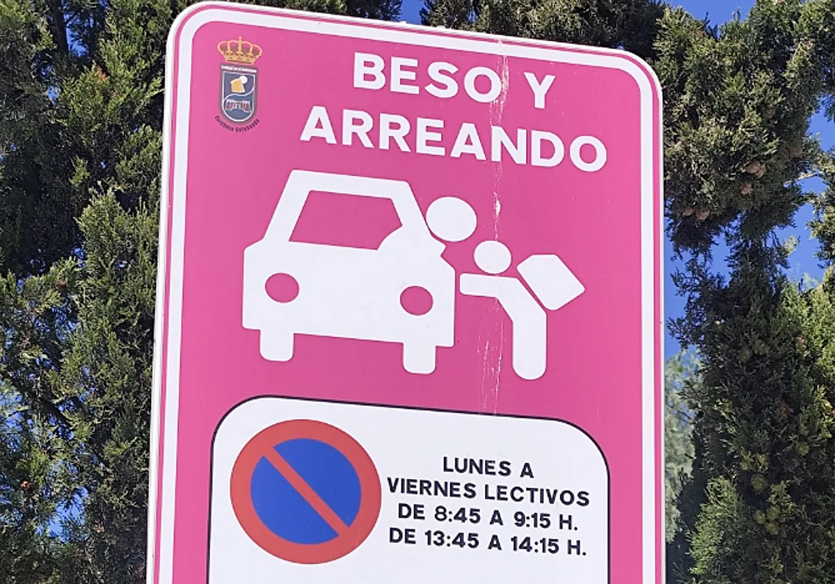 La aplaudida señal de tráfico que estrena un pueblo de Andalucía para la vuelta al cole: «Un beso y arreando»
