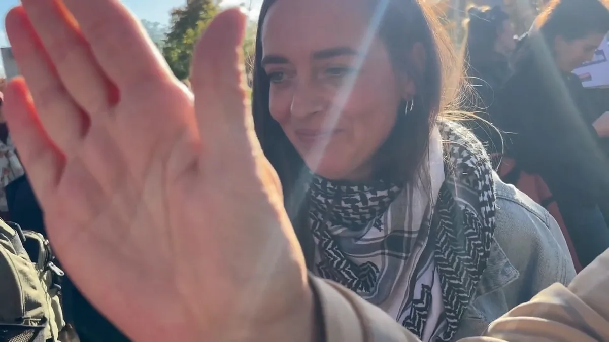 BILD-Reporter bei Propalästina-Demo - Plötzlich hält man ihm die Hand vor die Kamera