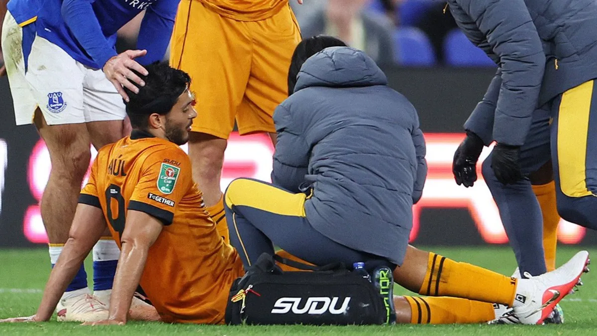 Raúl Jiménez sale lesionado ante Everton y preocupa al Tri rumbo a la Fecha FIFA